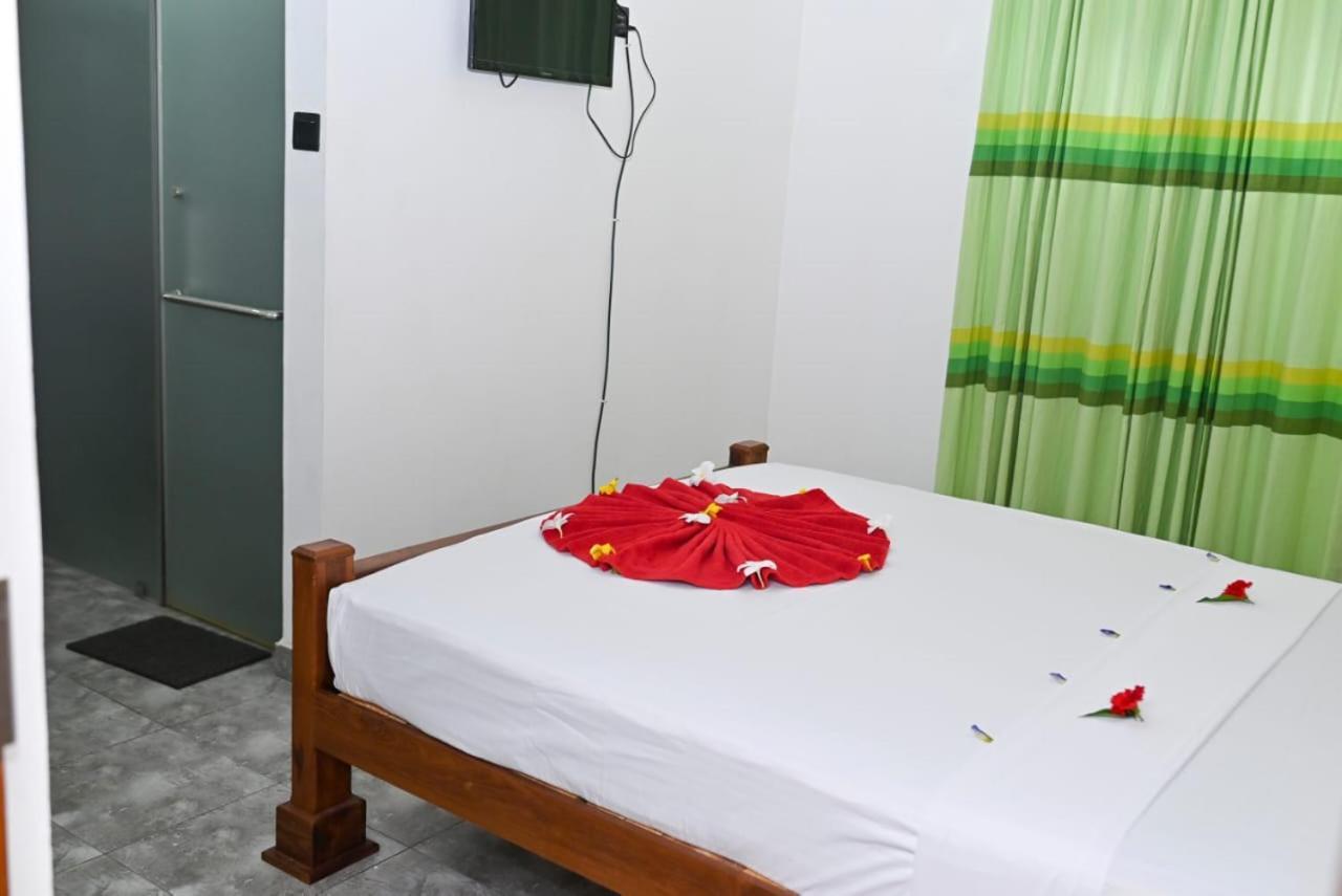 Negombo Royal Villa By Hotel Oviniru Екстер'єр фото