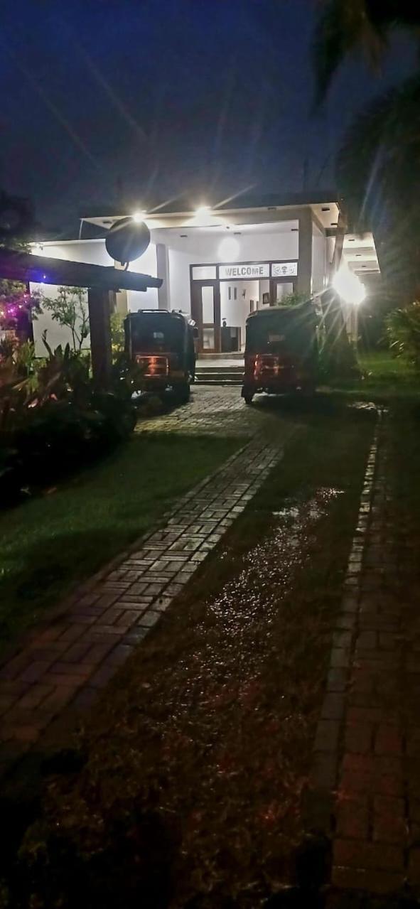 Negombo Royal Villa By Hotel Oviniru Екстер'єр фото